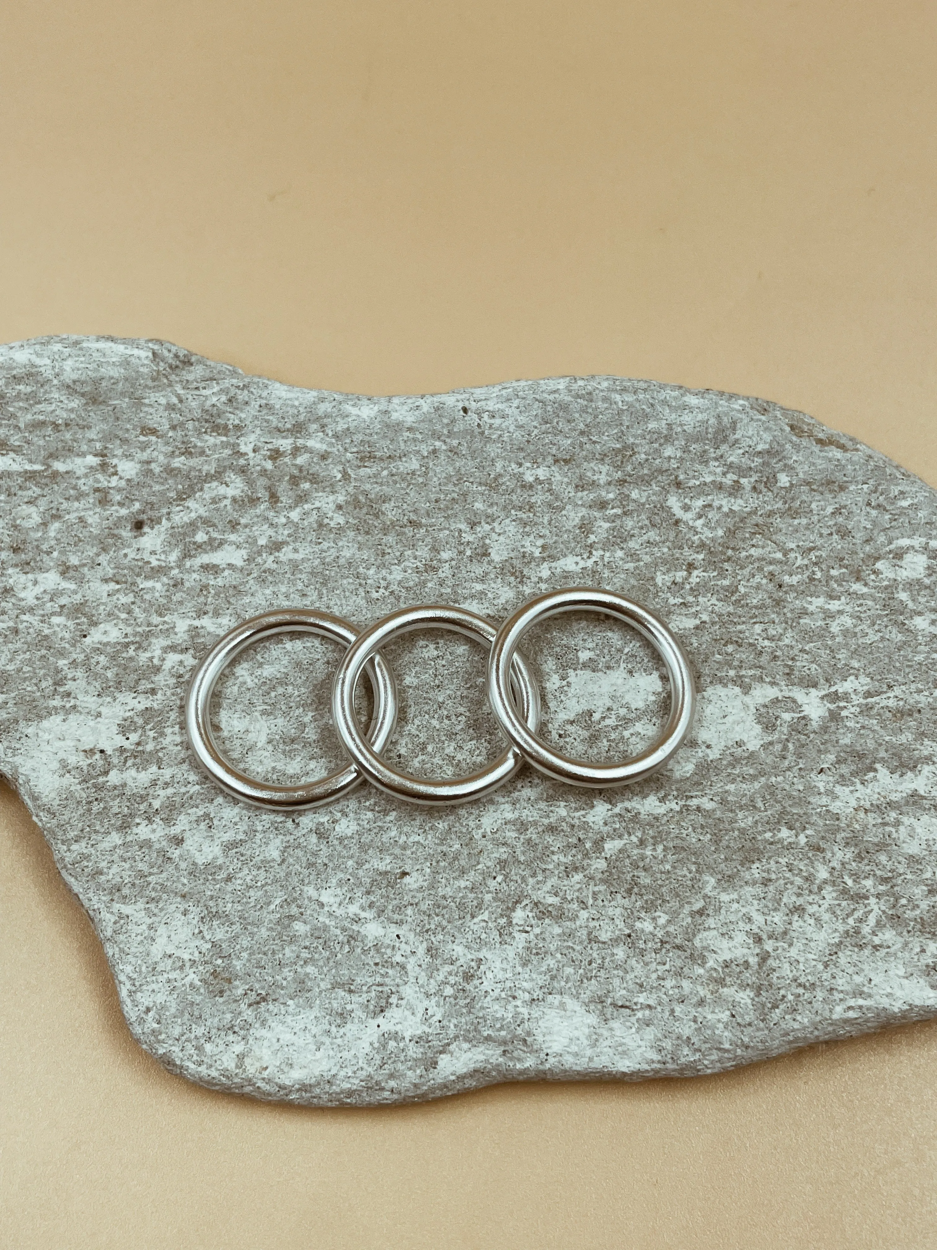 Jacqueline Fernandez in Baby Lucia Rings in Silver Tone - Set of 3