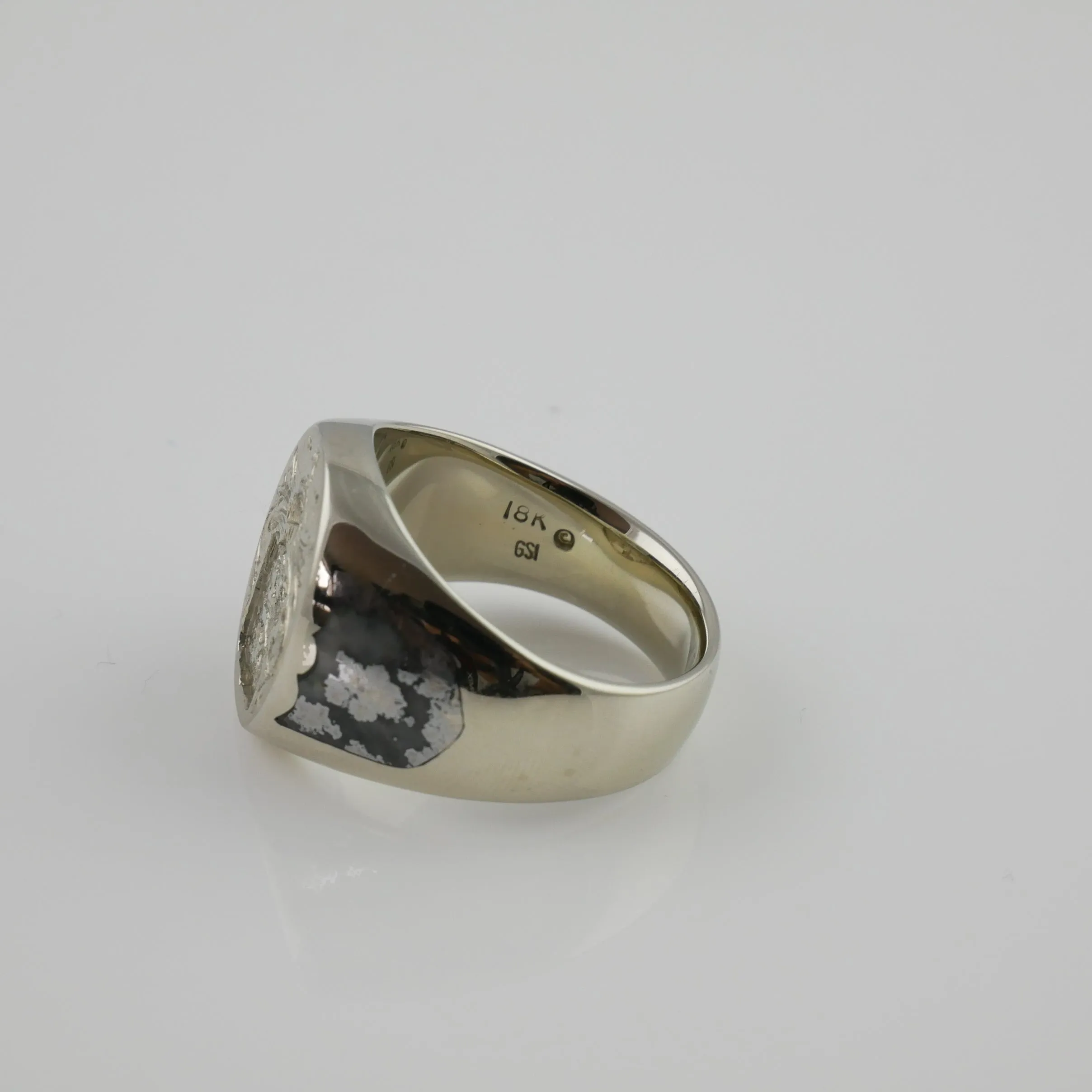 WHITE GOLD SIGNET RING