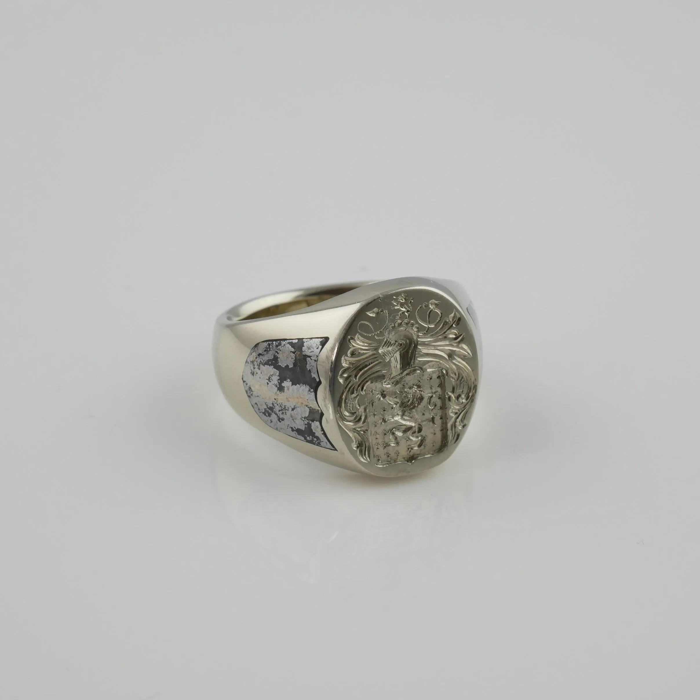 WHITE GOLD SIGNET RING