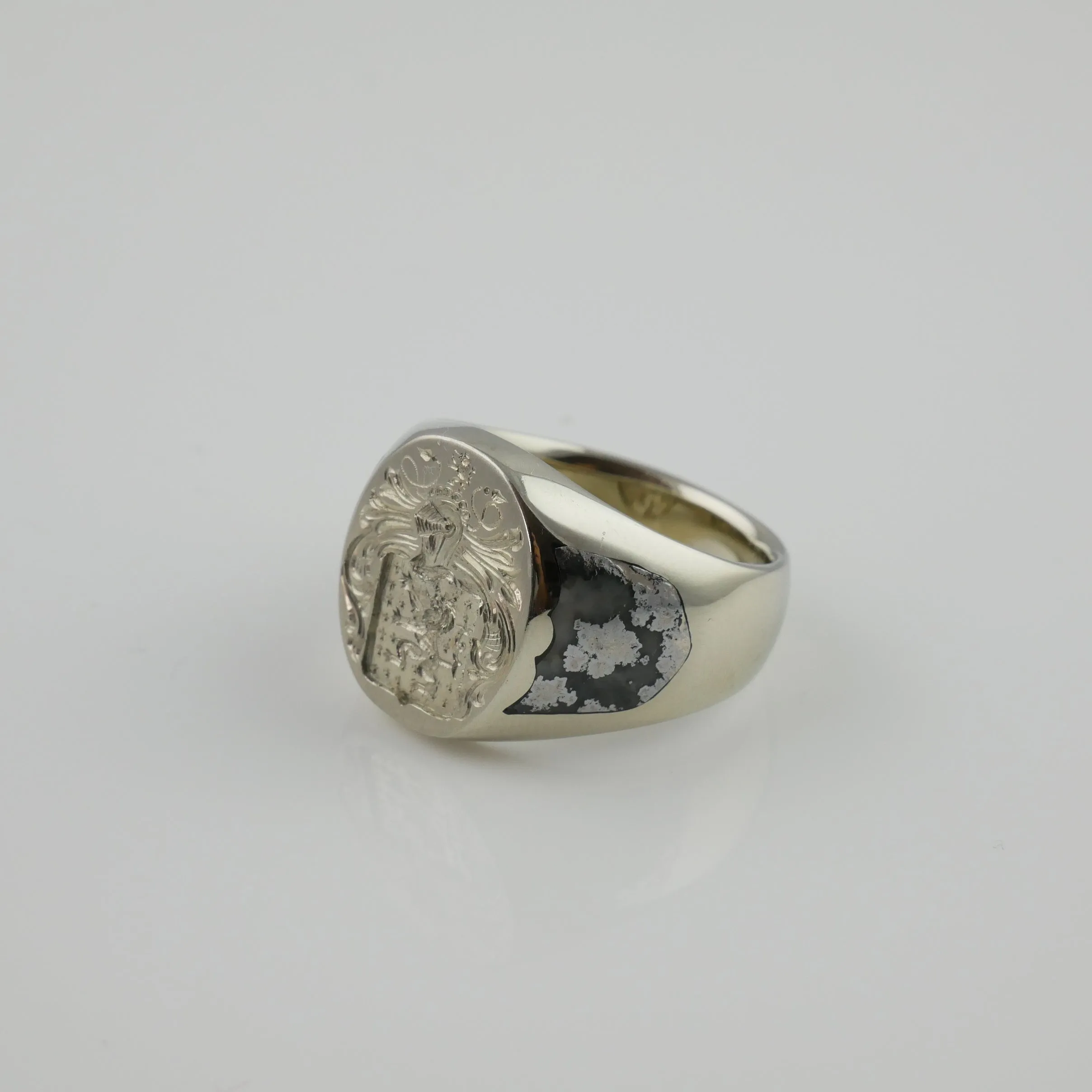 WHITE GOLD SIGNET RING